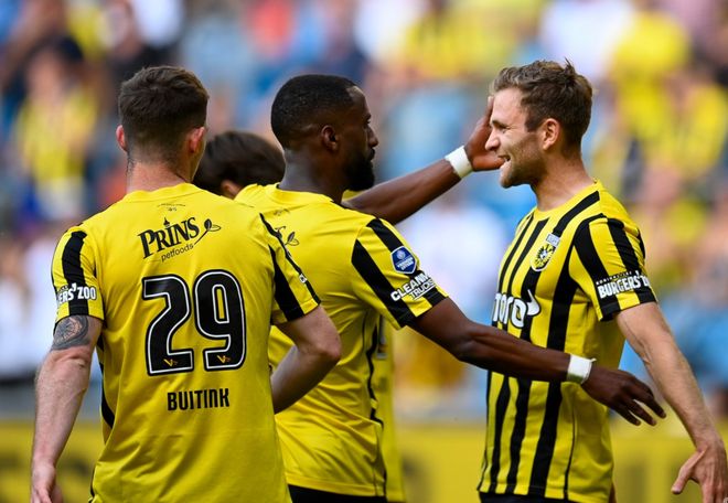 包含芝加哥公牛迎荷甲关键赛，冲刺阶段调整名单，信心回归，轮换策略成焦点的词条